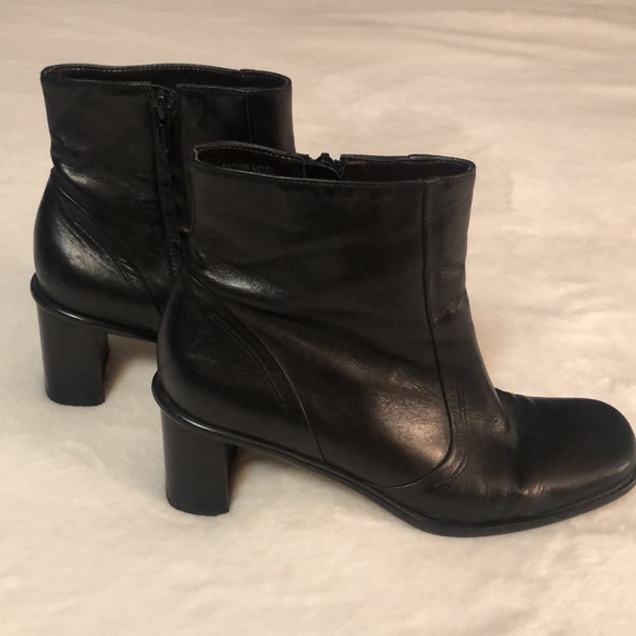 Etienne Aigner 100% black leather sz 8 booties with zipper and 2.25” heel - Picture 2 of 12